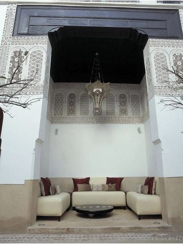 Luxuriöse Sitzecke in einem marokkanisch gestalteten Innenhof mit dekorativen Elementen
