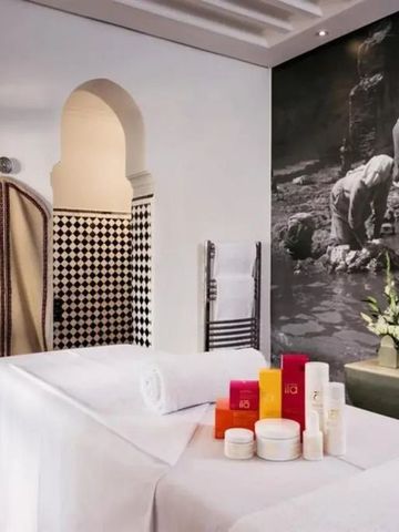 Eleganter Behandlungsraum im Spa des Hotels mit einladender Atmosphäre