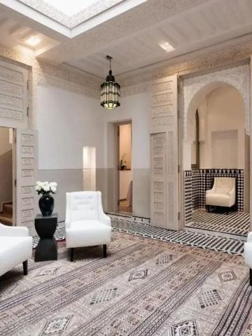 Luxuriöser Gemeinschaftsbereich mit marokkanischen Designelementen und stilvollen Sesseln