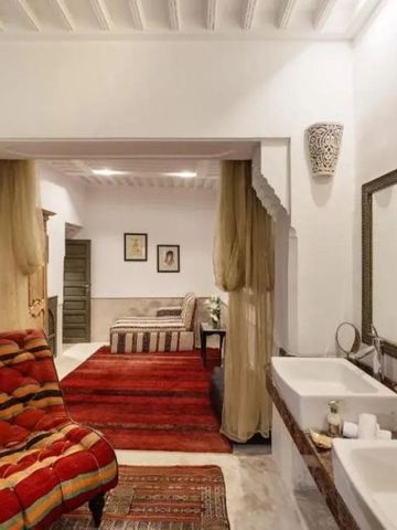 Luxuriöses Zimmer mit orientalischem Dekor und elegantem Doppelwaschbecken