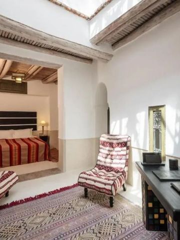 Helles Zimmer mit traditionellem marokkanischem Design und offenem Dachfenster