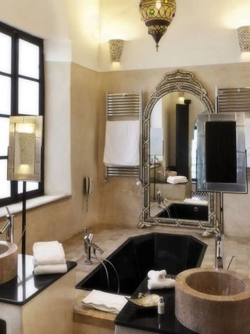 Luxuriöses Badezimmer mit stilvollem Spiegel und modernem Waschbereich