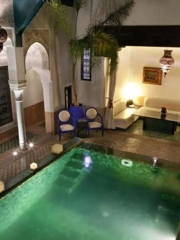 Einladender Innenhof mit Pool und traditioneller marokkanischer Architektur