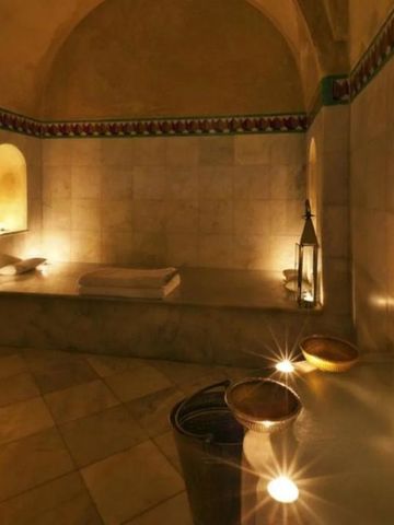 Lichtdurchflutetes, traditionelles Hammam im marokkanischen Stil mit warmen Farben