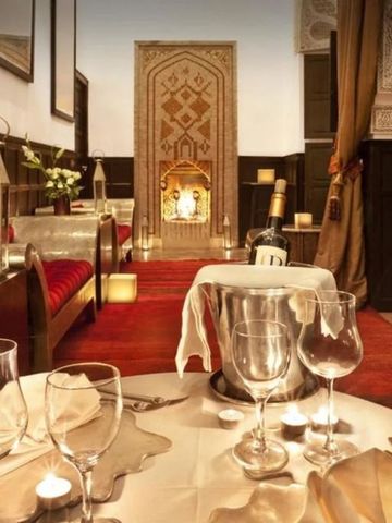 Eleganter Essbereich mit feiner Tischdekoration und gemütlichem Ambiente