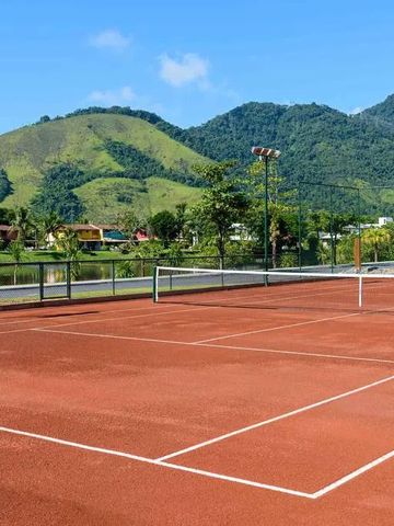 Tennisplatz im Freien mit grüner Hügellandschaft im Hintergrund