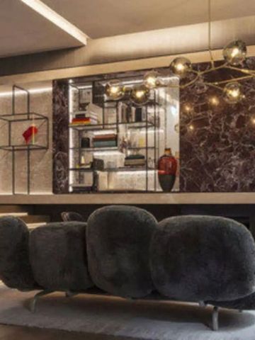 Moderne Hotellounge mit luxuriösem Sofa und stilvoller Beleuchtung