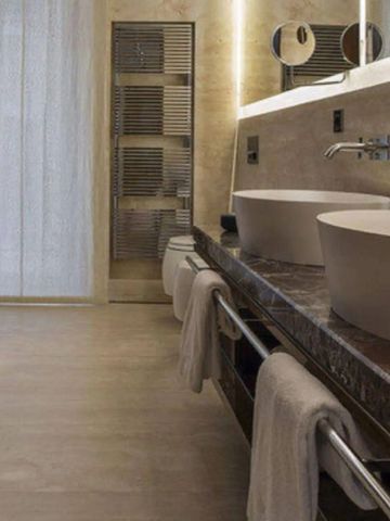 Modernes Badezimmer mit stilvollem Doppelwaschbecken und freistehender Badewanne.