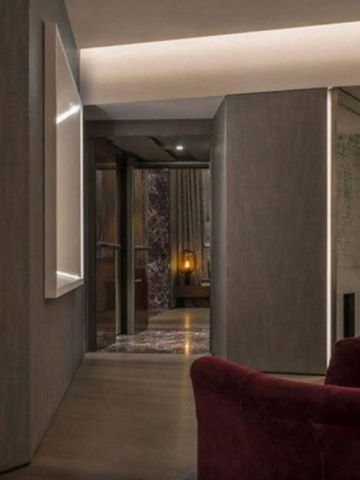 Elegantes Hotelzimmer mit modernen Akzenten und gedämpftem Licht