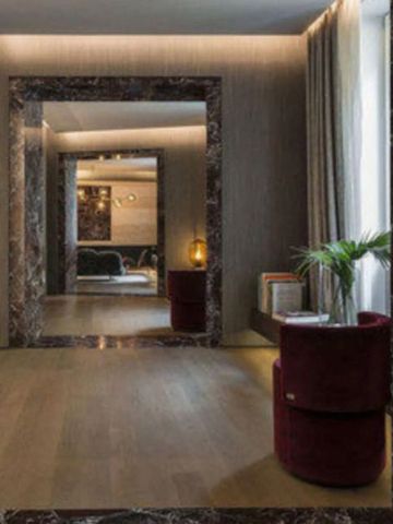 Luxuriöse Hotellobby mit Spiegelwänden und edlen Möbeln