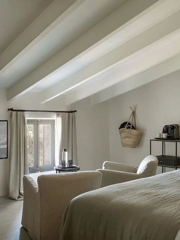 Elegantes Hotelzimmer mit modernen Möbeln und großer Fensterfront