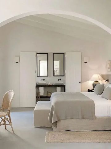 Helles Schlafzimmer-Interieur mit gewölbtem Eingang und Arbeitsbereich