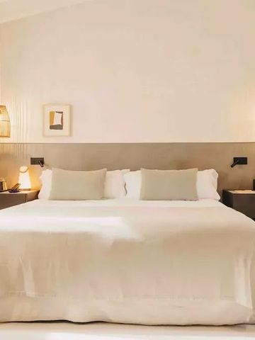 Gemütliches Schlafzimmer mit großen Kissen und sanfter Beleuchtung