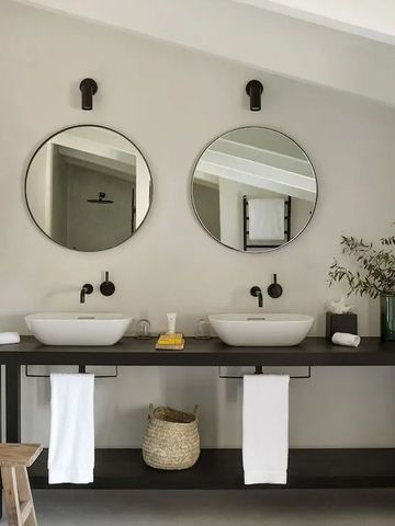 Moderner Doppelwaschtisch mit runden Spiegeln und stilvollen Details