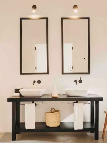 Helles Badezimmer mit Doppelwaschtisch und modernen Armaturen