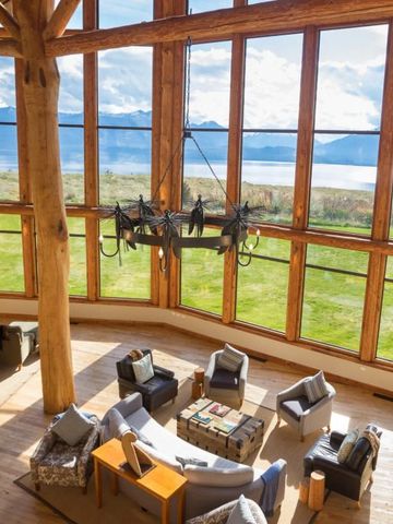 Großes Fenster mit Bergblick und gemütlichen Sitzbereichen in der Lobby.