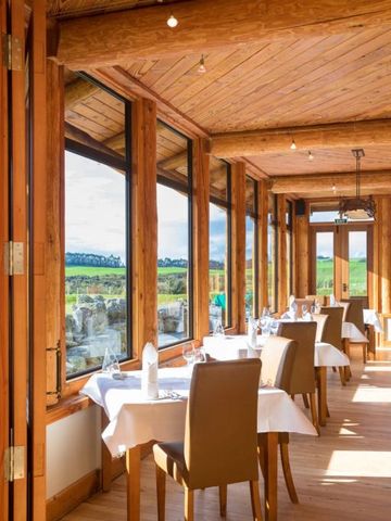 Helles Restaurant mit Panoramafenstern und Blick auf die Landschaft