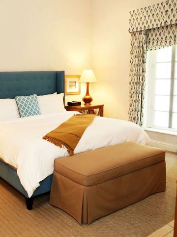 Elegantes Hotelzimmer mit blauem Bett und klassischer Dekoration