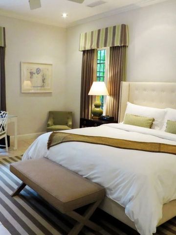 Helles Hotelzimmer mit Kingsize-Bett und stilvoller Einrichtung