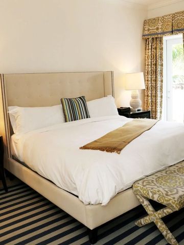 Luxuriöses Hotelzimmer mit modernem Design und komfortablem Bett