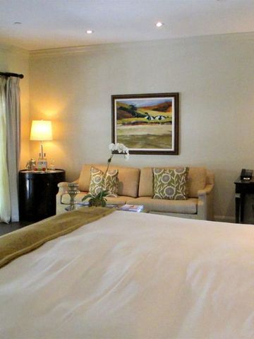 Elegantes Hotelzimmer mit Doppelbett und gemütlicher Sitzecke