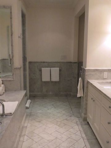 Helles Badezimmer mit geräumiger Dusche und Badewanne