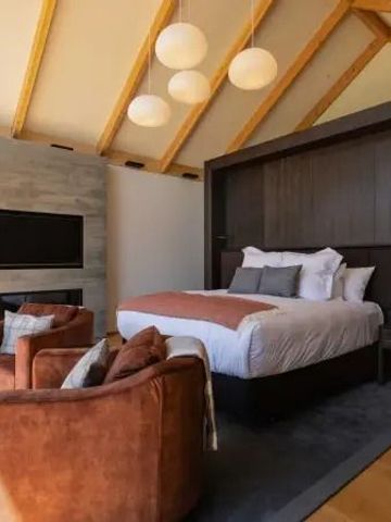 Helles Schlafzimmer mit Kamin und modernen Möbeln