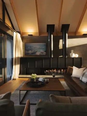 Modernes Wohnzimmer mit Kamin und stilvollen Möbeln