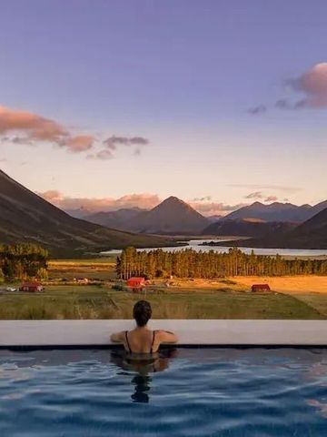 Infinity Pool mit atemberaubendem Bergblick bei Sonnenuntergang.