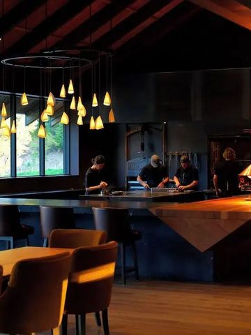 Stilvolles Restaurant mit moderner Einrichtung und Beleuchtung.