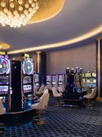 Spielautomaten im luxuriösen Casino mit elegantem Design