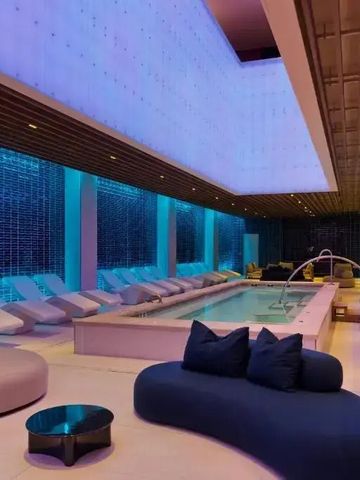 Luxuriöser Spa-Bereich mit eleganten Liegen und Wasserbecken.