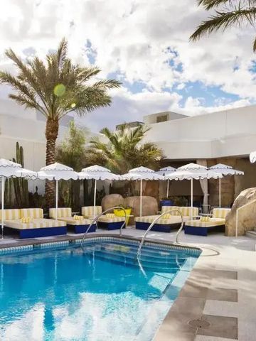 Intimer Poolbereich mit stilvollen Liegen und schattenspendenden Sonnenschirmen.