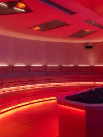 Stilvoll beleuchtete Sauna mit roten Akzenten im Fontainebleau Las Vegas