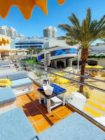 Luxuriöse Terrasse mit Loungemöbeln und Palmen