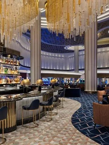 Prachtvolle Hotelbar mit Goldakzenten und Kronleuchtern