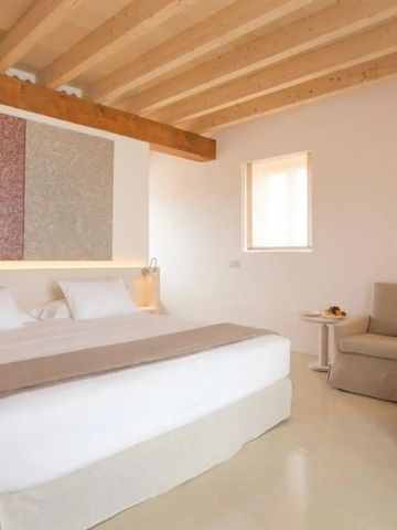 Modernes, gemütliches Zimmer mit Holzbalkendecke und Kunstwerk an der Wand