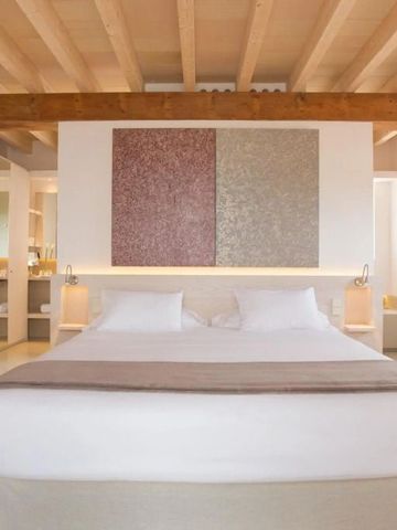 Einladendes großes Bett in hellem, modernem Raum mit Holzdekor