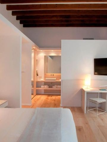 Geräumiges Zimmer mit stilvollem Interieur und Deckenbalken