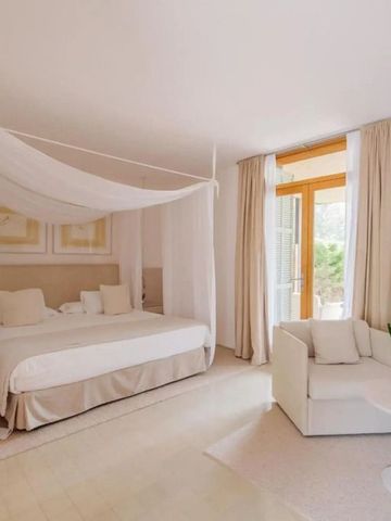 Lichtdurchflutetes Zimmer mit Himmelbett und gemütlicher Sitzecke