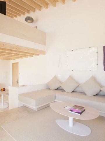 Modernes Wohnzimmer mit hohen Decken und eleganter Einrichtung im Hotelzimmer.