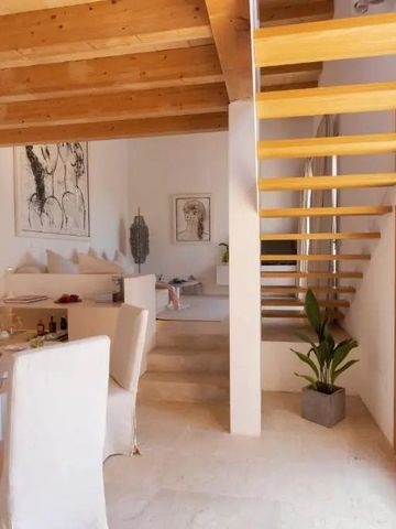 Gemütlicher Essbereich mit Holzbalken und moderner Kunst an den Wänden im Hotel.