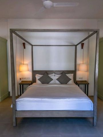 Modernes Doppelbett mit Baldachin in einem stilvollen Hotelzimmer