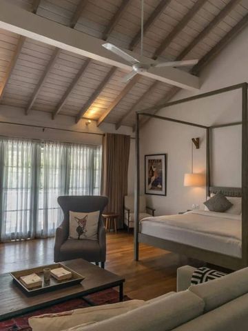 Luxuriöses Hotelzimmer mit Holzbalkendecke und modernem Mobiliar