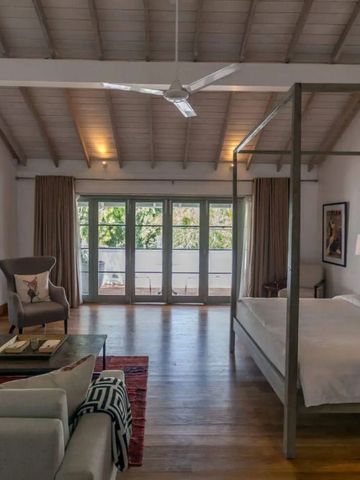 Großes Zimmer mit Holzfußboden und Panoramafenstern