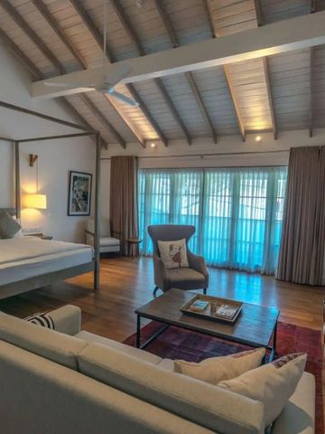 Gemütliches Zimmer mit Holzbalkendecke und Himmelbett