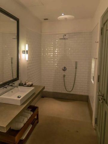 Modernes Badezimmer mit großer Dusche und Spiegel