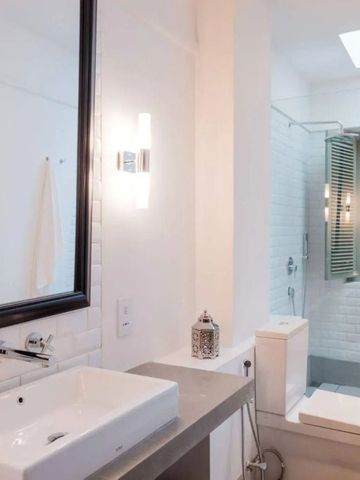 Helles Badezimmer mit moderner Ausstattung und Glasdusche