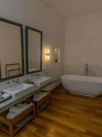 Luxuriöses Bad mit freistehender Badewanne und Doppelwaschbecken