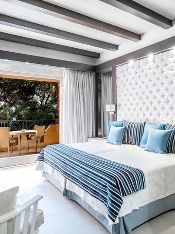 Luxuriöses Hotelzimmer mit weiß-blauen Akzenten und Terrasse